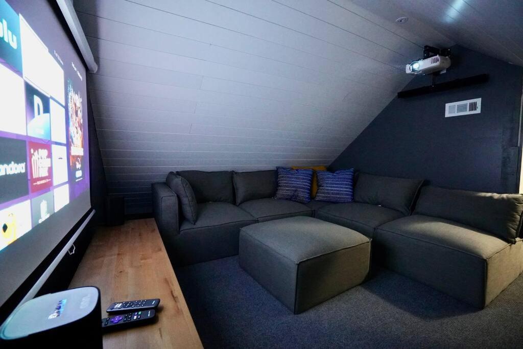 Perfect Vacation With Game Theater Hot Tub Holiday home Tobyhanna