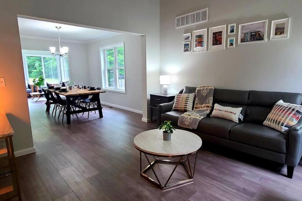 Perfect Vacation With Game Theater Hot Tub Holiday home Tobyhanna